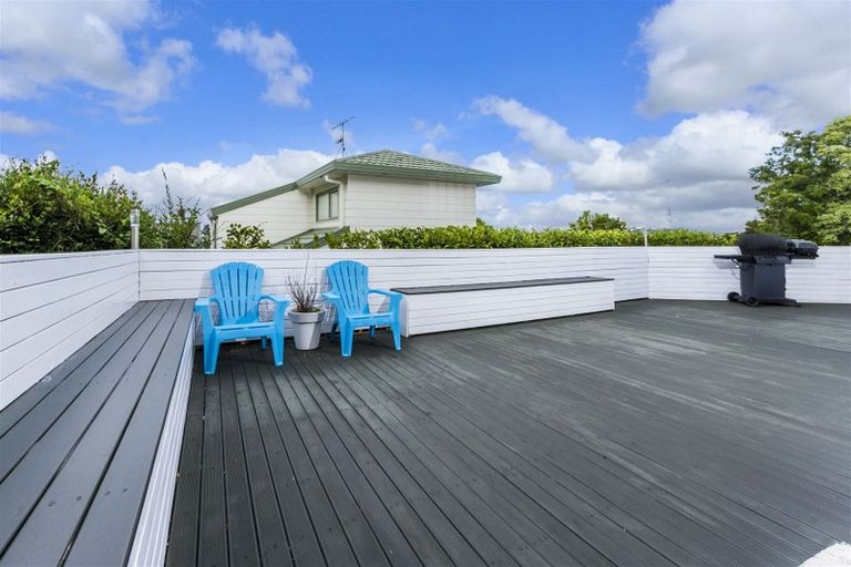 Photo of property in 2/253 Wairau Road, Totara Vale, Auckland, 0627