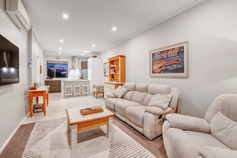 Photo of property in 11 Cambie Avenue, Red Beach, 0932