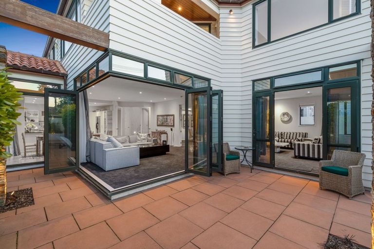 Photo of property in 7 Frieston Road, Milford, Auckland, 0620