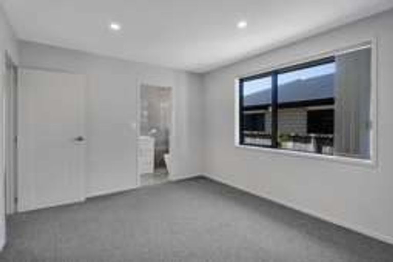 Photo of property in 8a Frederick Place, Whalers Gate, New Plymouth, 4310