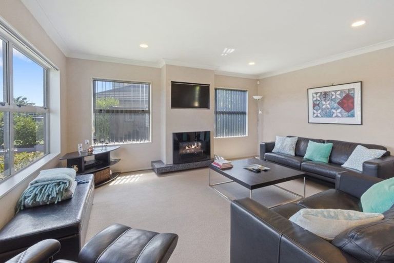 Photo of property in 54 Aberdeen Crescent, Wattle Downs, Auckland, 2103