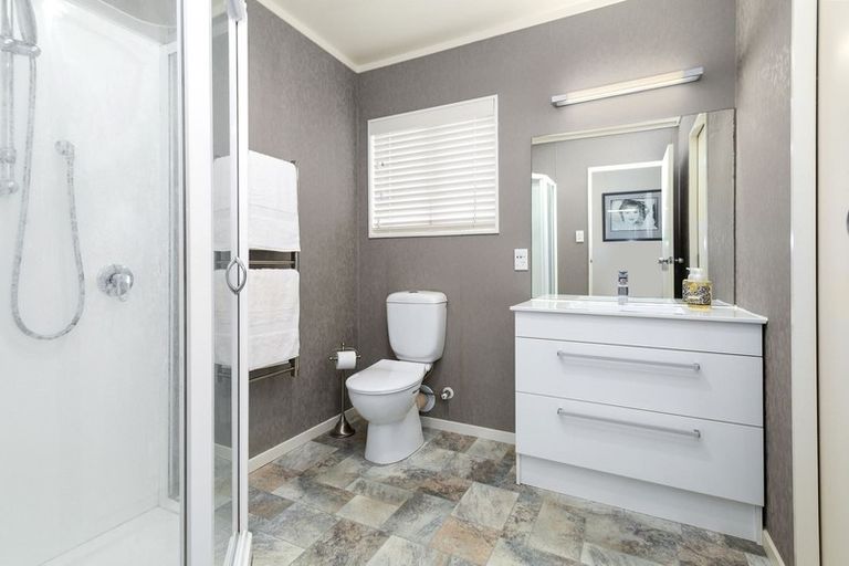 Photo of property in 5 Meadowcroft Grove, Johnsonville, Wellington, 6037