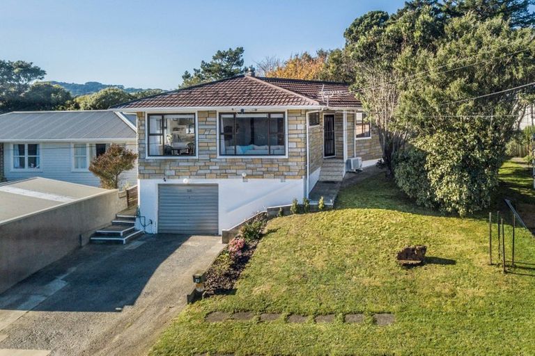 Photo of property in 10 Beazley Avenue, Paparangi, Wellington, 6037