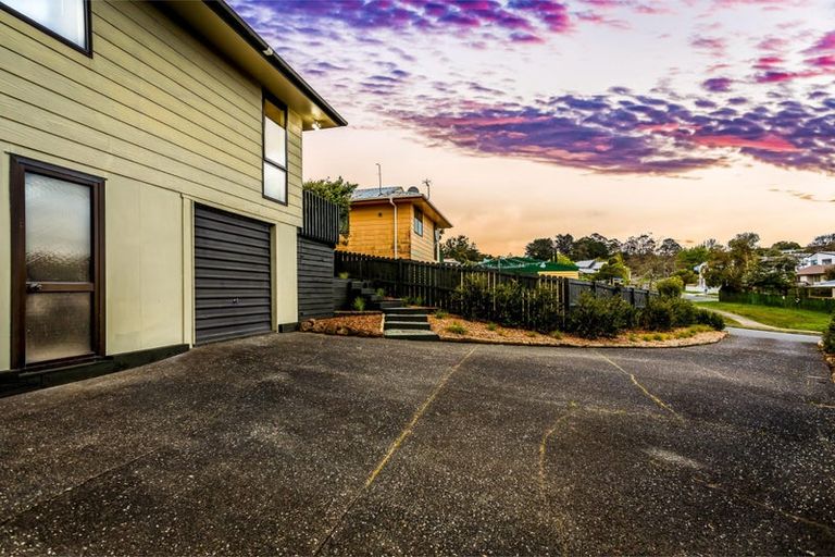 Photo of property in 2/4 Elizabeth Drive, West Harbour, Auckland, 0618