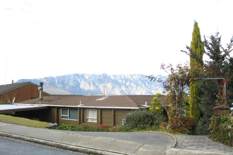 Photo of property in 55 Wynyard Crescent, Fernhill, Queenstown, 9300