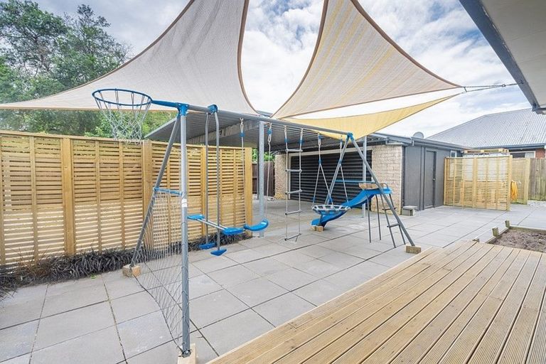 Photo of property in 19 Woodstock Place, Russley, Christchurch, 8042