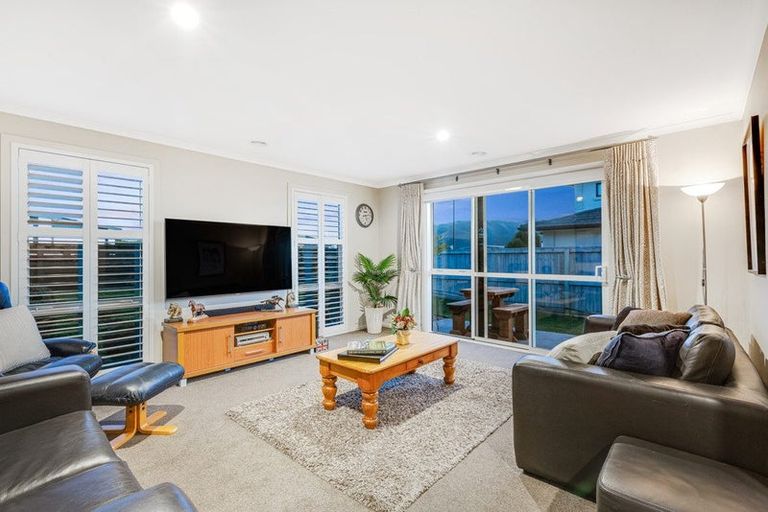 Photo of property in 86 Queen Charlotte Drive, Aotea, Porirua, 5024