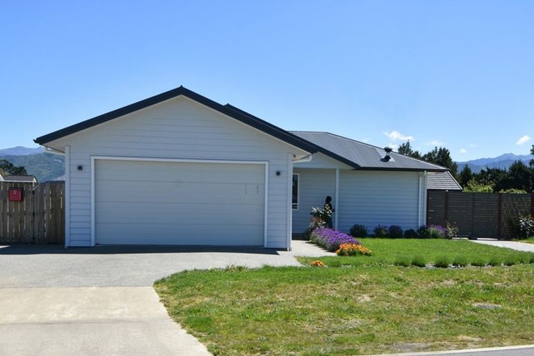 Photo of property in 2 Routhan Way, Carterton, 5713