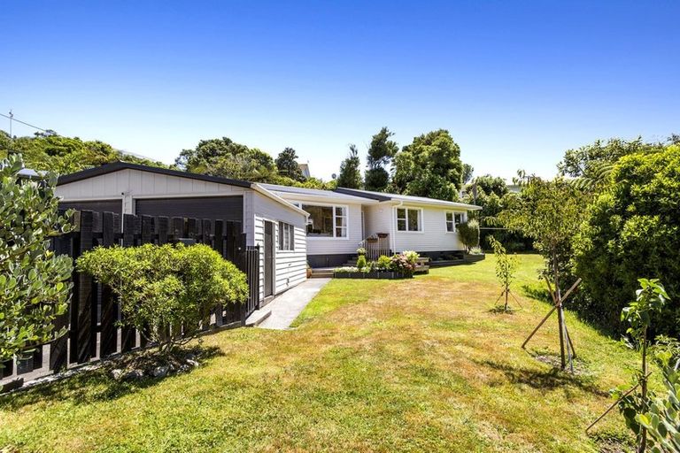 Photo of property in 28 Alwyn Place, Newlands, Wellington, 6037