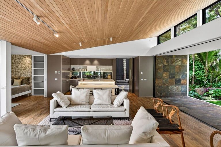 Photo of property in 34 Arapito Road, Titirangi, Auckland, 0604