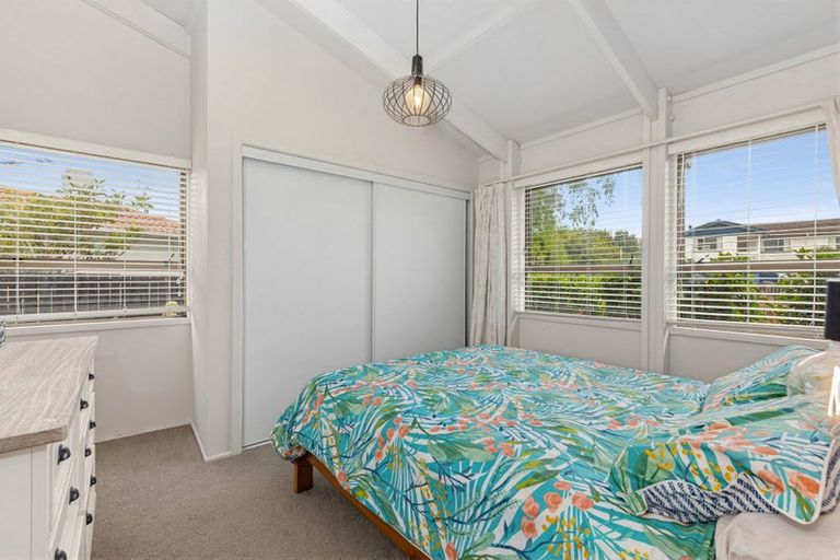 Photo of property in 11 Foyle Place, Glendene, Auckland, 0602