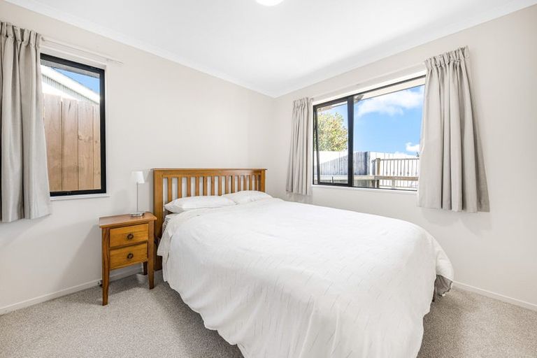 Photo of property in 2 Anna Lane, Glen Eden, Auckland, 0602