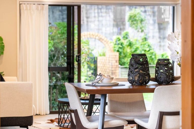 Photo of property in 16 Trevone Place, Forrest Hill, Auckland, 0620