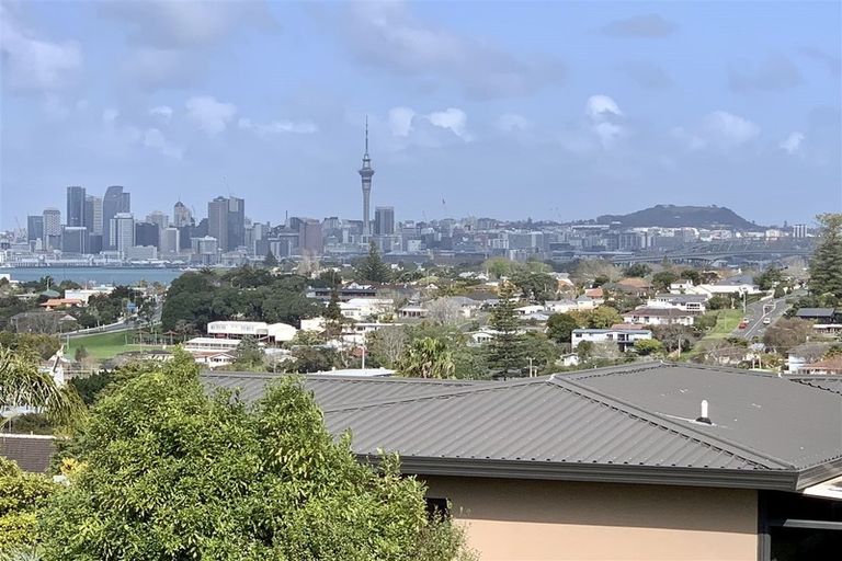 Photo of property in 1/1 Kaihu Street, Northcote, Auckland, 0627