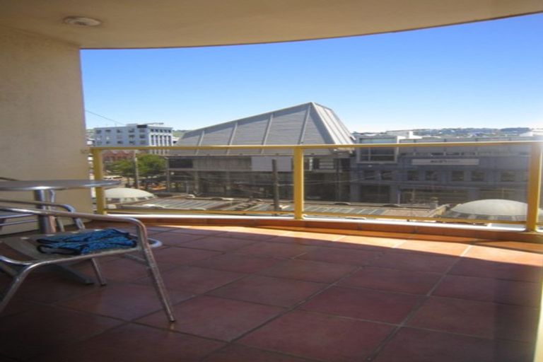 Photo of property in 4b/5 Kent Terrace, Mount Victoria, Wellington, 6011