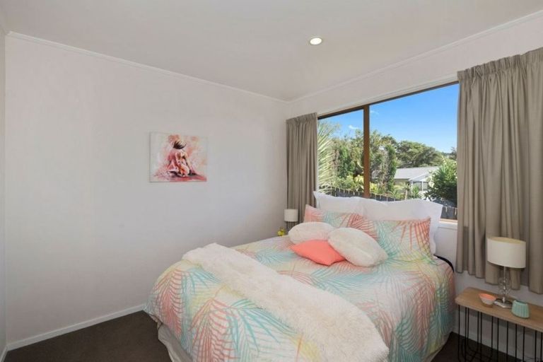 Photo of property in 14 Stallard Place, Glen Eden, Auckland, 0602