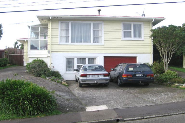 Photo of property in 4 Brooker Grove, Newlands, Wellington, 6037