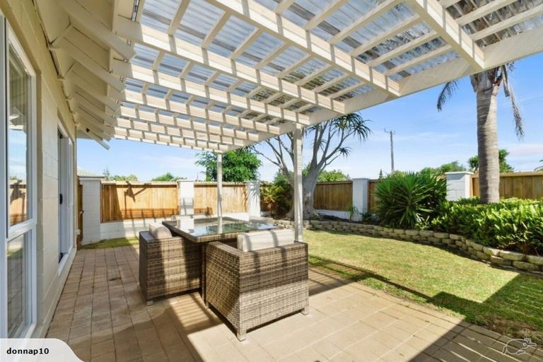 Photo of property in 2/10 Park Estate Road, Rosehill, Papakura, 2113