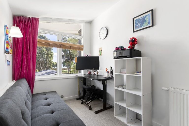 Photo of property in 25 Marine Parade, Eastbourne, Lower Hutt, 5013