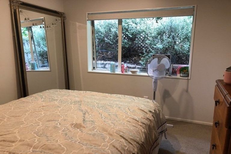 Photo of property in 8a Margaret Henry Crescent, Oteha, Auckland, 0632