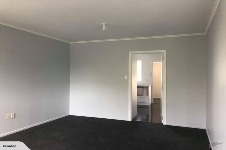 Photo of property in 2/9 College Road, Northcote, Auckland, 0627