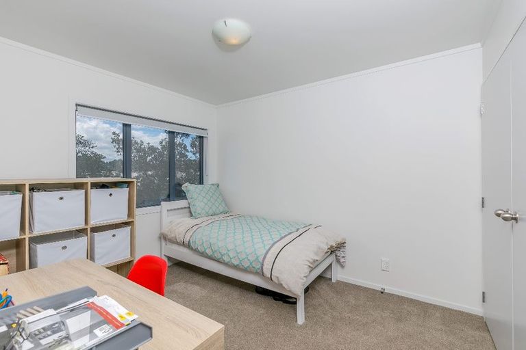 Photo of property in 3/5 John Jennings Drive, Oteha, Auckland, 0632