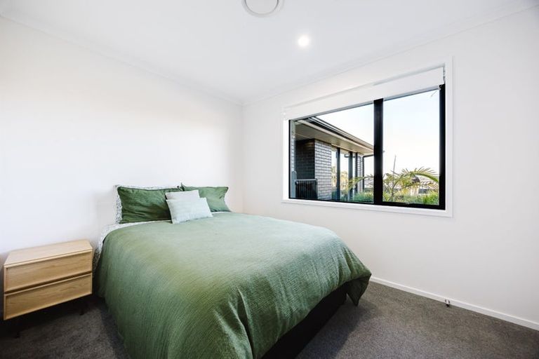 Photo of property in 5 Laguna Place, Matakatia, Whangaparaoa, 0930