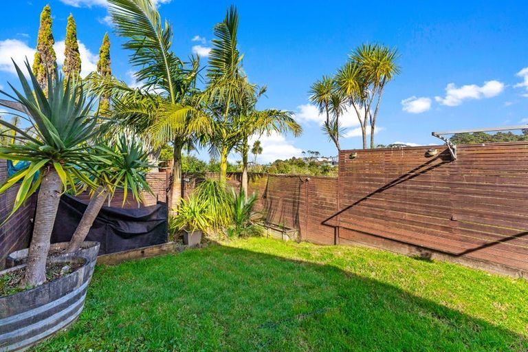 Photo of property in 11f Clearwater Cove, West Harbour, Auckland, 0618