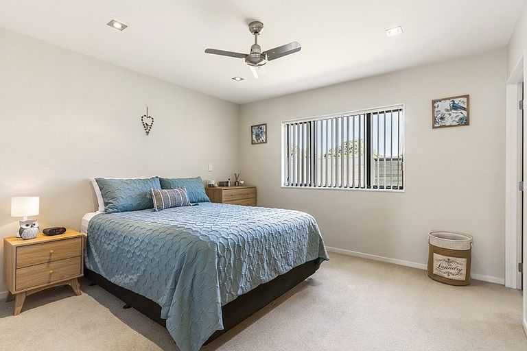 Photo of property in 18 Royalle Mews, Botany Downs, Auckland, 2010