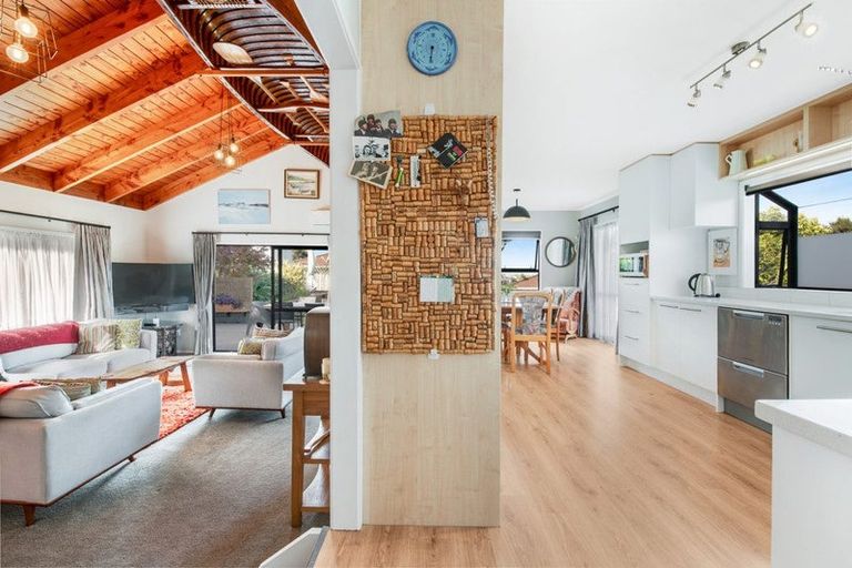 Photo of property in 17 Leiden Place, Totara Vale, Auckland, 0629