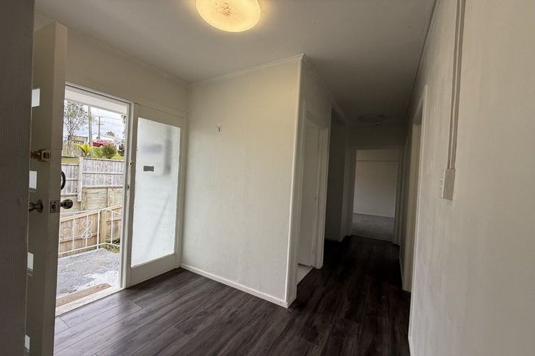 Photo of property in 16 Avonleigh Road, Green Bay, Auckland, 0604