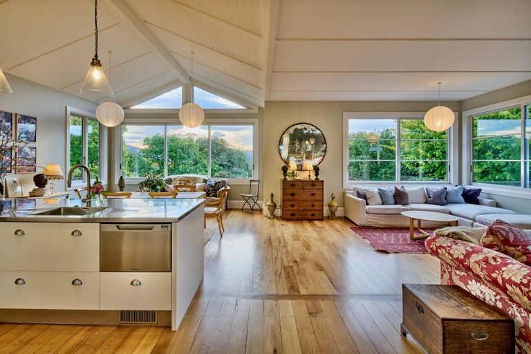 Photo of property in 18 Harbour View Road, Northland, Wellington, 6012