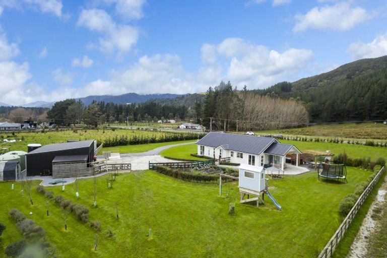 Photo of property in 420 Katherine Mansfield Drive, Blue Mountains, Upper Hutt, 5371
