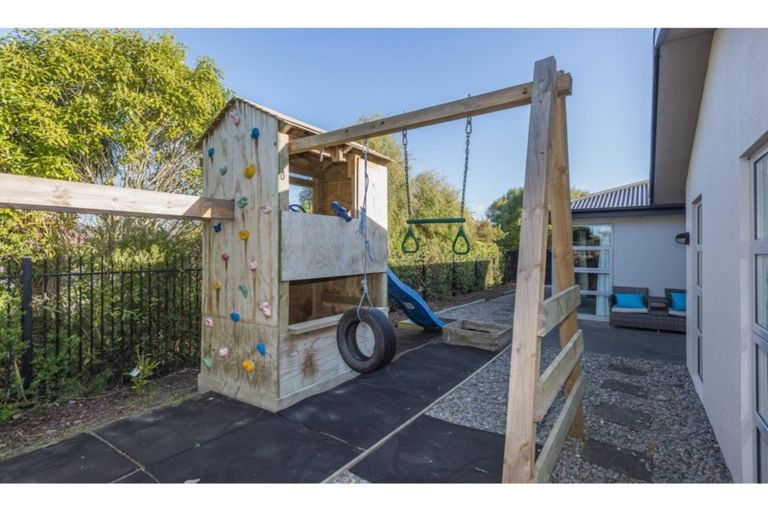Photo of property in 28 Ruahine Place, Parklands, Christchurch, 8083