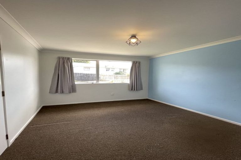 Photo of property in 28 Hueglow Rise, West Harbour, Auckland, 0618