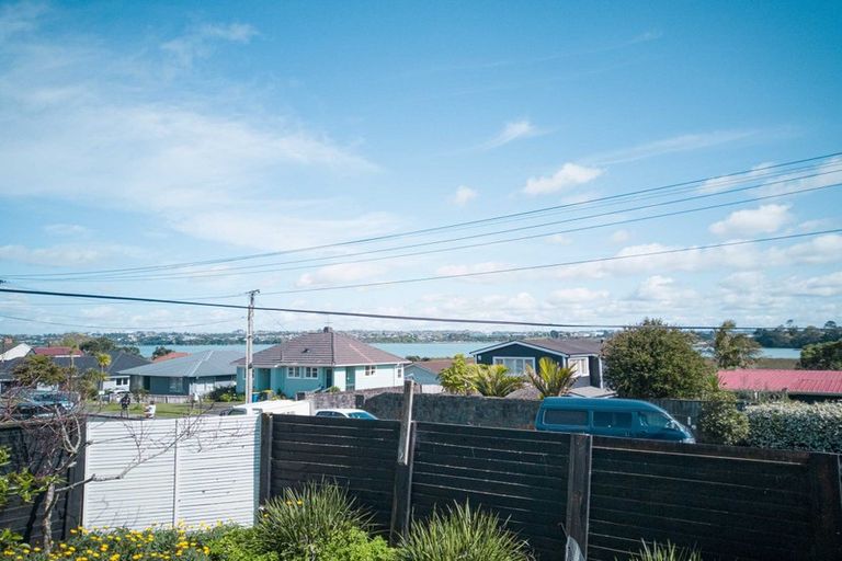 Photo of property in 1/102 Beresford Street, Bayswater, Auckland, 0622