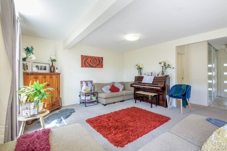 Photo of property in 16 Waimumu Road, Massey, Auckland, 0614