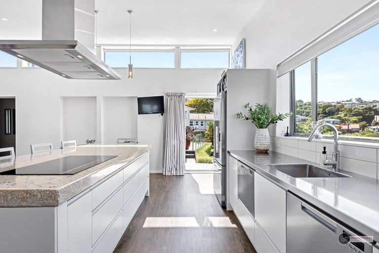 Photo of property in 37 Pekanga Road, Normandale, Lower Hutt, 5010