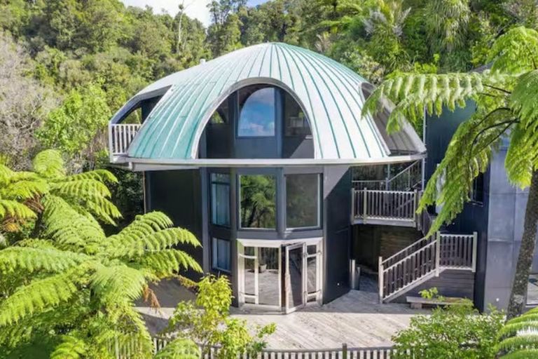 Photo of property in 442-454 Scenic Drive, Waiatarua, Auckland, 0612