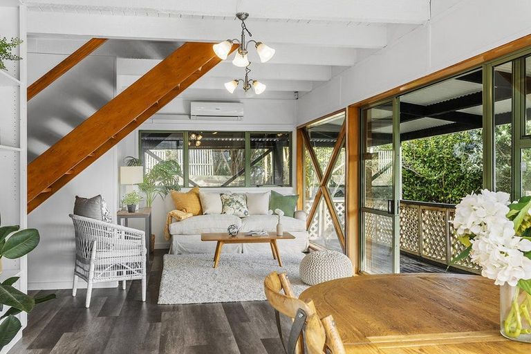 Photo of property in 117 Gloaming Hill, Titahi Bay, Porirua, 5022