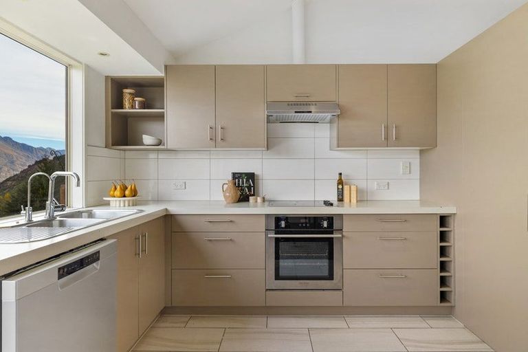 Photo of property in 2a Bird Place, Fernhill, Queenstown, 9300