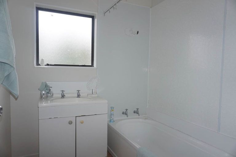 Photo of property in 2/46 Shifnal Drive, Randwick Park, Auckland, 2105