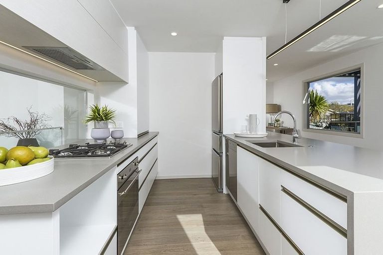 Photo of property in 1/465a Beach Road, Murrays Bay, Auckland, 0630