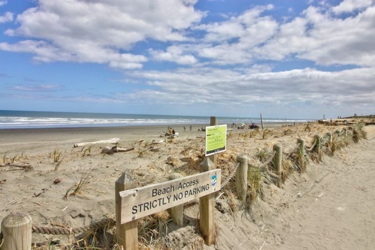 Photo of property in 8 Marine Parade South, Foxton Beach, Foxton, 4815