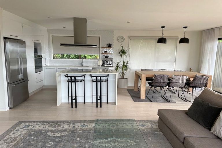 Photo of property in 2 Trias Road, Totara Vale, Auckland, 0629