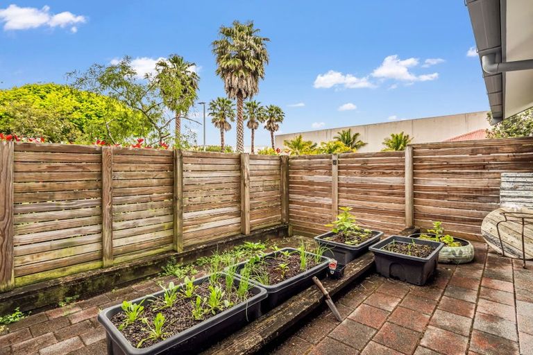 Photo of property in 4a/30 Westward Ho, Glen Eden, Auckland, 0602