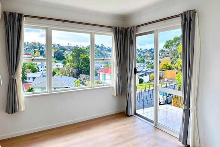 Photo of property in 4 Ayton Drive, Totara Vale, Auckland, 0629