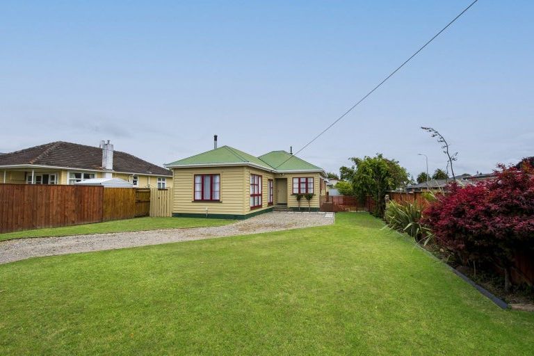 Photo of property in 73 Queenwood Road, Levin, 5510