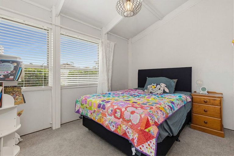Photo of property in 11 Foyle Place, Glendene, Auckland, 0602