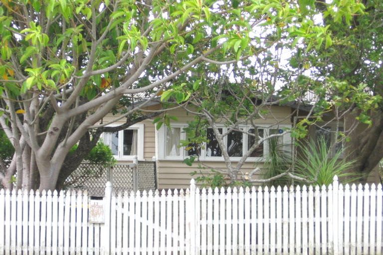 Photo of property in 13 Cresta Avenue, Beach Haven, Auckland, 0626